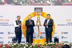 Le dirigeant To Lam fait sonner la cloche à la Bourse nationale d'Inde. Photo : VNA