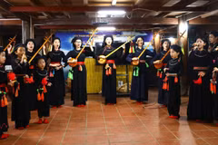 Interprétation du « dan tinh » et du chant « then » pour les touristes au homestay Tai Ngao, hameau Na Tong, commune de Thuong Lam, province de Tuyen Quang. Photo : VNA