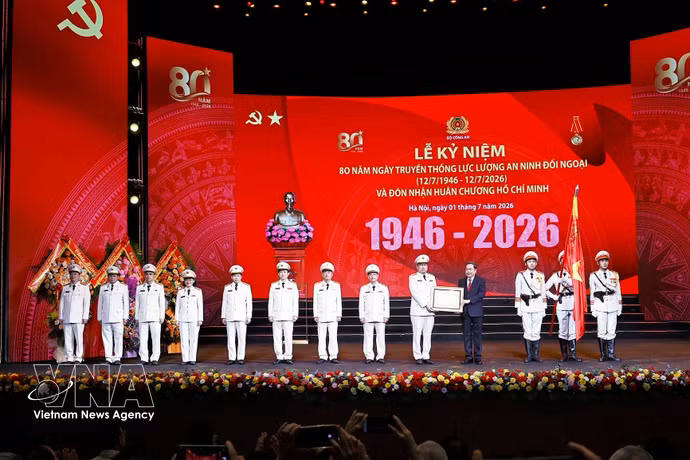 Le président de l’Assemblée nationale, Tran Thanh Man, remet l’Ordre de Hô Chi Minh à la Force de sécurité extérieure. Photo: VNA