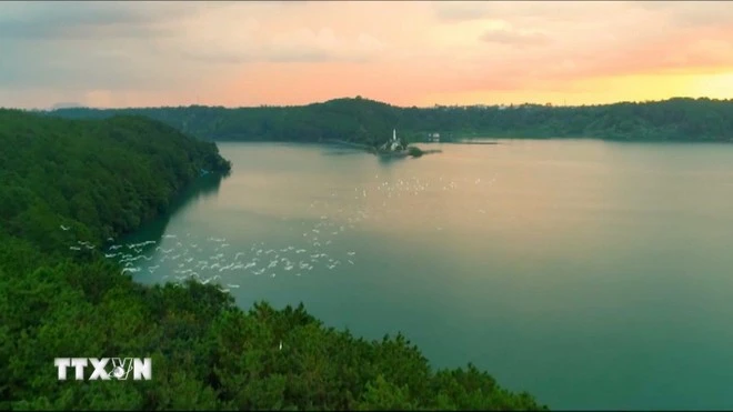 Le lac T'Nung, surnommé "les yeux de Pleiku", est l'une des destinations touristiques les plus prisées de Gia Lai. Photo : VNA