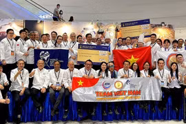 L’équipe vietnamienne remporte 16 médailles d’or, 5 d’argent, 11 de bronze, ainsi que deux prix majeurs : le trophée du Meilleur Chef du concours et la Coupe de Champion par équipe lors du prestigieux concours international « Chefs Pâtissiers et Boulangers 2025 » (Battle of The Pastry & Bakery). Photo : comité d'organisation