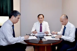 Le vice-Premier ministre et ministre des AE du Vietnam, Bùi Thanh Son, a eu un entretien téléphonique avec le ministre sud-coréen des AE, Cho Hyun. Photo: VNA