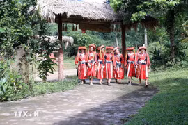 Les femmes de l'ethnie Pa Then sont radieuses dans leurs costumes traditionnels. Photo : VNA
