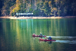 Les pêcheurs au lac Pa Khoang. Photo : VNA