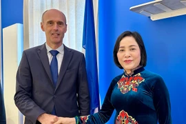 Nguyên Thi Thanh, vice-présidente de l’Assemblée nationale du Vietnam, et Olivier Lavenka, maire de la ville de Provins. Photo : VNA