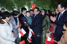 Le Premier ministre Pham Minh Chinh (centre) rencontre la communauté vietnamienne en Pologne. Photo: VNA