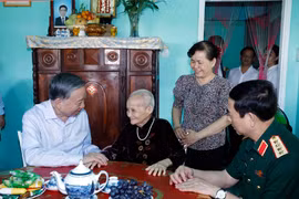 Le secrétaire général du Parti et président de la République, To Lam, rend visite à la vietnamienne héroïque, Huynh Thi Lo. Photo: VNA