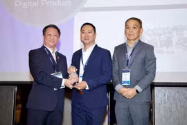 Le journaliste Tran Ngoc Long (au milieu), représentant le journal électronique VietnamPlus, a reçu le prix en Malaisie. (Photo : PV/Vietnam+)