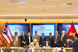 Les deux parties signent des protocoles d'accords. Photo: VNA