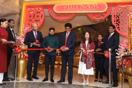 L’ambassadrice du Vietnam au Sri Lanka Trinh Thi Tâm, aux côtés de représentants sri-lankais, coupe le ruban inaugural de la Semaine de la gastronomie vietnamienne. Photo: VNA