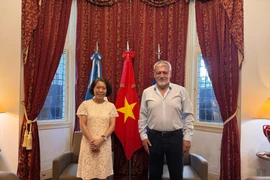 L'ambassadrice du Vietnam en Argentine, Ngo Minh Nguyet et le président de la Confédération des travailleurs de l'État pour l'Amérique latine et les Caraïbes (CLATE) Julio Fuentes. Photo : VNA