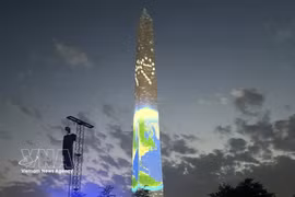 Le logo « Freedom 250 » et une représentation de la Terre sont projetés sur le Washington Monument dans le cadre des célébrations du 250e anniversaire de l'indépendance des États-Unis. Photo: VNA