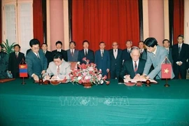 Le président vietnamien Le Duc Anh et son homologue mongol Punsalmaagiin Ochirbat signent la déclaration commune Vietnam-Mongolie (Hanoï, mars 1994). Photo : archives de la VNA