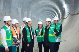 Dans la matinée du 22 février, correspondant au sixième jour de l’Année lunaire du Cheval 2026, le Premier ministre Pham Minh Chinh a effectué une inspection sur le chantier du chemin de fer urbain de Hanoï. Photo : VNA