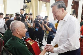 Le leader du PCV Tô Lâm se rend au Centre de soins pour invalides de guerre de Thuan Thanh. Photo : VNA