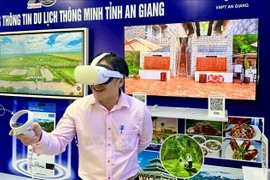 Un touriste expérimente la technologie de réalité virtuelle. Photo: VNA