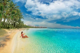 Profiter d'une plage privée et de boissons haut de gamme, les visiteurs seront perdus dans un paradis tropical. Photo : Sun Group