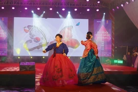 Les visiteurs peuvent essayer le hanbok. Photo : VNA