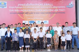 Dans la soirée du 27 septembre, le Club des entreprises de la province de Nghe An dans le district de Naxaithong, à Vientiane, a organisé un programme de remise de 100 bicyclettes et 100 lots de cadeaux à des élèves défavorisés du district. Photo : VNA