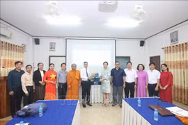 Le consulat général du Vietnam à Savannakhet et l'Alliance STEM du Vietnam ont offert au Département de l'Éducation et de la Formation de la province de Savannakhet un laboratoire de robotique STEM. Photo : VNA
