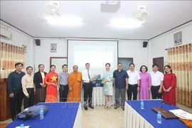 Le consulat général du Vietnam à Savannakhet et l'Alliance STEM du Vietnam ont offert au Département de l'Éducation et de la Formation de la province de Savannakhet un laboratoire de robotique STEM. Photo : VNA
