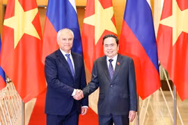 Le président de l’Assemblée nationale (AN) du Vietnam, Trân Thanh Mân (à droite), et le président de la Douma d’État de Russie, Viatcheslav Volodine. Photo : VNA