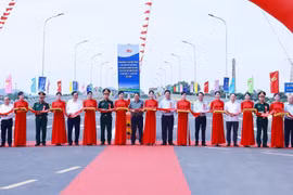 Le Premier ministre Pham Minh Chinh à la cérémonie d’inauguration du nouveau pont Phong Chau dans la province de Phu Tho (Nord). Photo : VNA