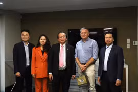 La délégation du ministère de l'Industrie et du Commerce du Vietnam travaille avec des représentants d'Airlink Airlines, Afrique du Sud. Photo : VNA
