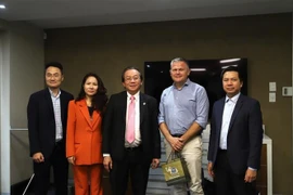 La délégation du ministère de l'Industrie et du Commerce du Vietnam travaille avec des représentants d'Airlink Airlines, Afrique du Sud. Photo : VNA