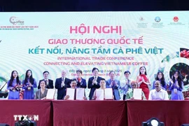 La conférence est marquée par la signature de 18 accords de coopération entre des entreprises vietnamiennes et des partenaires internationaux. Photo : VNA