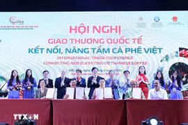 La conférence est marquée par la signature de 18 accords de coopération entre des entreprises vietnamiennes et des partenaires internationaux. Photo : VNA