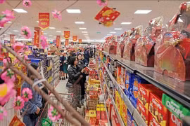 Des clients font des achats au supermarché AEON Long Bien. Photo: VNA