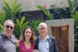 Pedro Oliveira, secrétaire général de l'Association d'amitié Brésil-Vietnam, avec sa fille et sa petite-fille au mémorial Hô Chi Minh à Rio de Janeiro. Photo : Association d'amitié Brésil-Vietnam. Photo : VNA 