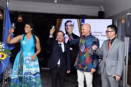 Le vice-président du Comité populaire de Hô Chi Minh-Ville, Bui Minh Thanh (en veste foncée) ; Kees van Baar (deuxième à droite), ambassadeur des Pays-Bas au Vietnam ; et Raissa Marteaux, consule générale des Pays-Bas à Hô Chi Minh-Ville, adressent leurs félicitations au peuple néerlandais à l’occasion de la fête nationale des Pays-Bas. Photo : VNA