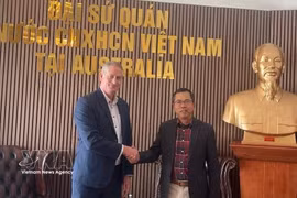 L'ambassadeur du Vietnam en Australie, Pham Hung Tam (à droite) rencontre Simon White, président du Conseil d'affaires Australie-Vietnam pour l'État du Queensland (AVBCQ). Photo : VNA