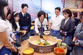 La Première dame sud-coréenne Kim Hye-kyung (au centre) a participé à la préparation d’un « bibimbap au beurre et à la pâte de piment gochujang. Photo : VNA