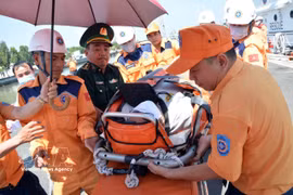 Le patient est transporté dans une ambulance pour recevoir des soins d'urgence. Photo : VNA