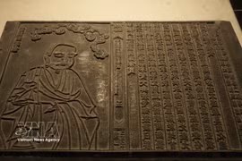 Le contenu des tablettes de bois reflète non seulement les canons bouddhiques, mais renferme également des connaissances en médecine, en littérature et sur la vie sociale à travers les siècles. Photo : Danh Lam – VNA