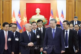 Le secrétaire général To Lam (droite) rencontre le roi du Cambodge, Norodom Sihamoni, en visite d'État au Vietnam, dans l'après-midi du 28 novembre 2024. Photo d'archives de la VNA