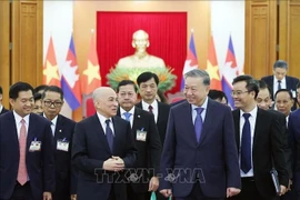 Le secrétaire général To Lam (droite) rencontre le roi du Cambodge, Norodom Sihamoni, en visite d'État au Vietnam, dans l'après-midi du 28 novembre 2024. Photo d'archives de la VNA
