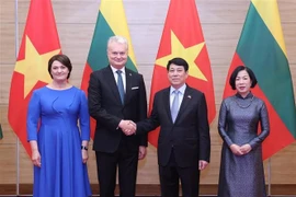 Le président de la République, Luong Cuong, et son épouse président un banquet d’État solennel en l’honneur du président lituanien, Gitanas Nauseda, et de son épouse, actuellement en visite officielle au Vietnam. Photo : VNA
