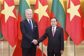 Le président de l'Assemblée nationale du Vietnam, Tran Thanh Man (à droite) et le président lituanien, Gitanas Nauseda. Photo : VNA