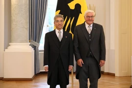 Le président allemand Frank-Walter Steinmeier (à droite) et l'ambassadeur du Vietnam en Allemagne Nguyên Dac Thành. Photo: VNA 