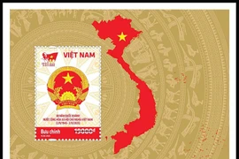 L'échantillon de bloc-feuillet représente l'emblème national de la République socialiste du Vietnam et une carte du pays.