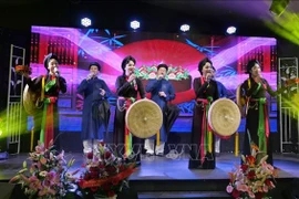 Les chants populaires Quan Ho interprétés par des artistes du Théâtre de Quan Ho de Bac Ninh. Photo: VNA