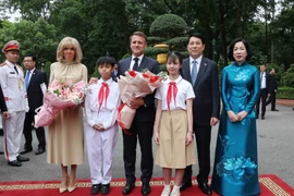 Le président Luong Cuong, son épouse et le président français Emmanuel Macron, son épouse avec des enfants à Hanoï. Photo : VNA