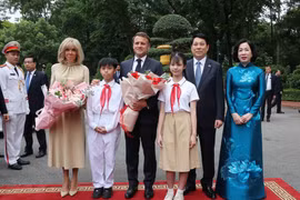 Le président Luong Cuong, son épouse et le président français Emmanuel Macron, son épouse avec des enfants à Hanoï. Photo : VNA