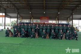 Le Vietnam envoie au Venezuela un contingent de 82 cadres et soldats, accompagné de moyens et de matériel de secours, afin de participer aux opérations de recherche et de sauvetage et d’apporter son soutien aux efforts de gestion des conséquences des séismes. Les gardes-frontières y contribuent avec une équipe cynophile de recherche et de sauvetage composée de 10 cadres et soldats et de huit chiens spécialement entraînés. Photo : VNA