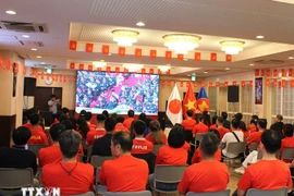 De nombreux expatriés vietnamiens au Japon ont suivi avec attention la retransmission en direct des célébrations du 80e anniversaire de la fête nationale sur un écran géant. (Photo : VNA)