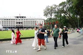 De nombreux visiteurs fréquentent le Palais de la Réunification à Ho Chi Minh-Ville. Photo : VNA